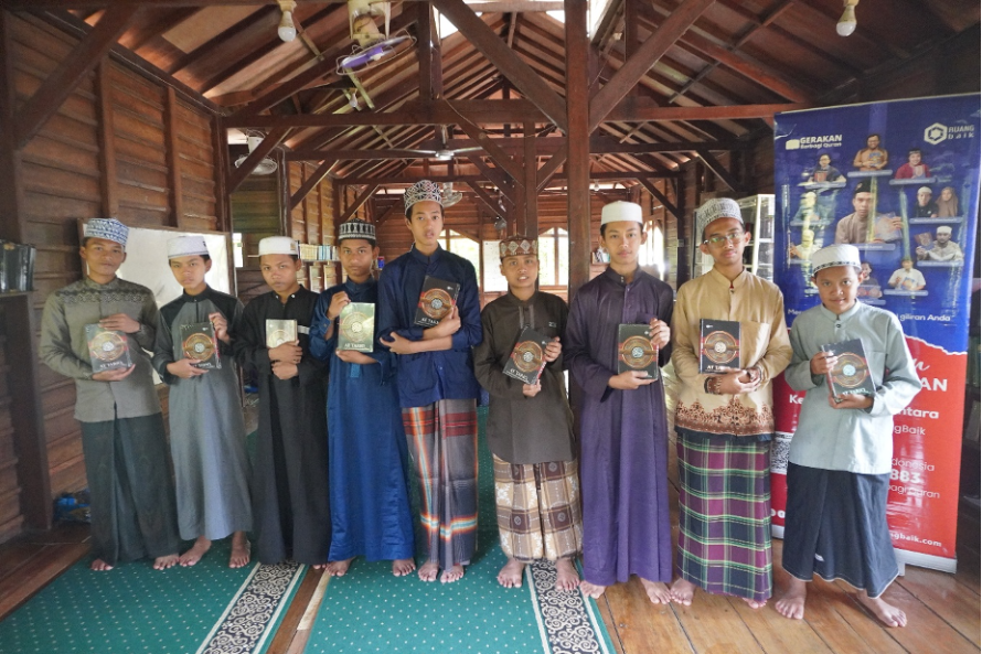 Ruang Baik Salurkan Program Berbagi Qur’an, Beras, dan Air untuk Pondok Pesantren Villa Penghafal Al-Qur’an